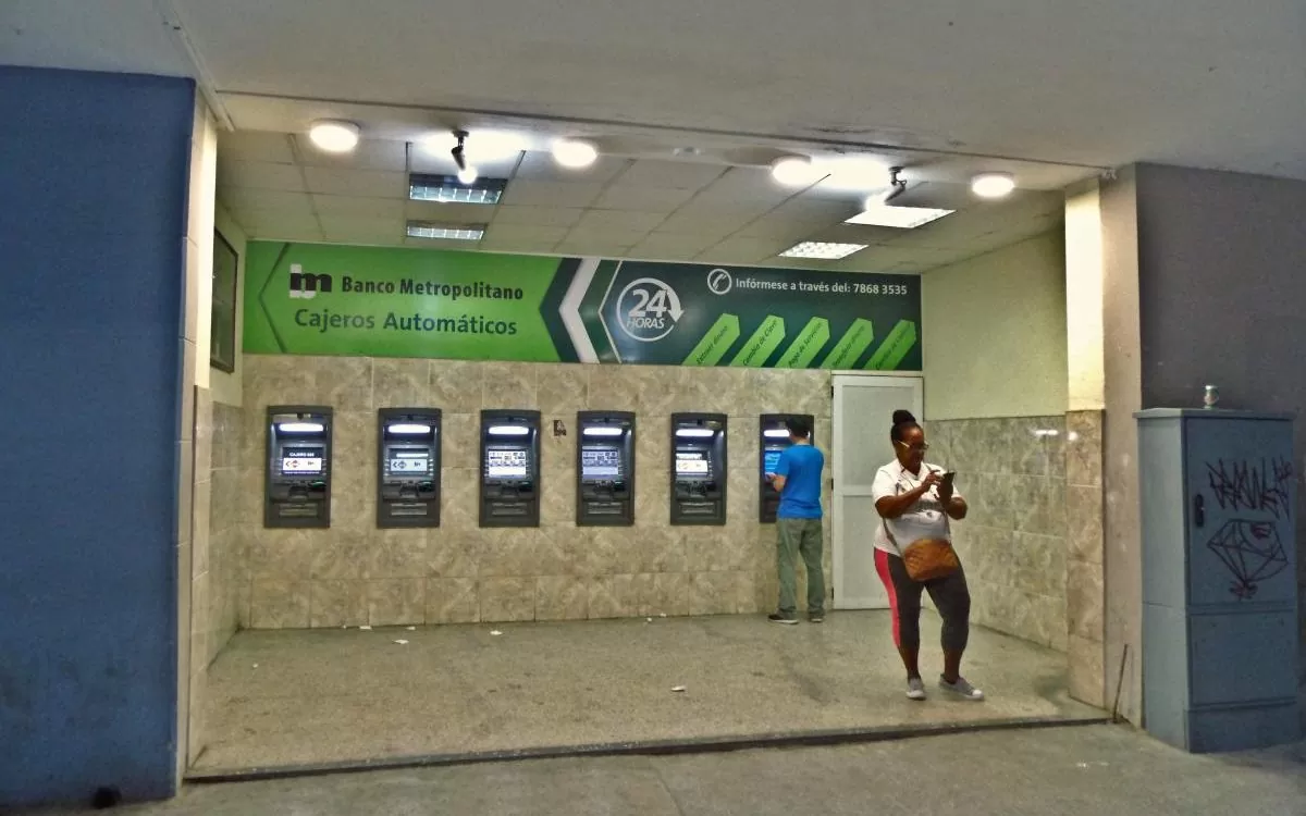 Geldautomaten im Zentrum Havannas (2020)